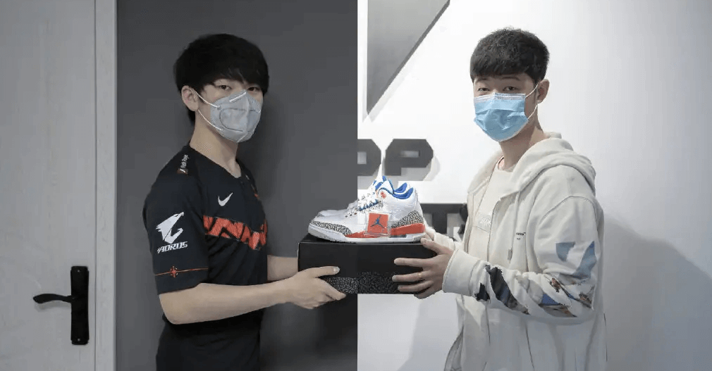 王思聪开价2000万要留阿水，结果到阿水那里只剩1600万