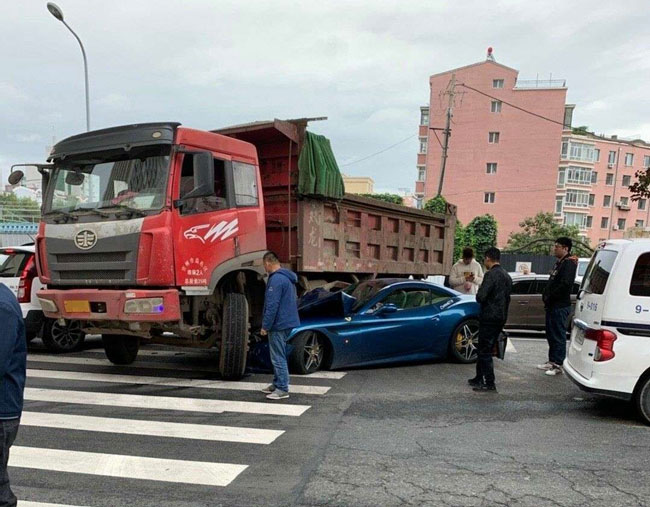 长春翻斗车法拉利相撞,女车主斗鱼主播乖婷儿回应,好烦啊千万别借车插图 长春翻斗车法拉利相撞,女车主斗鱼主播乖婷儿回应,好烦啊千万别借车