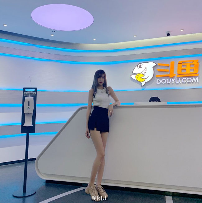 腐团儿户外自拍照,大长腿“拉”得离谱,网友调侃身高2米的女人插图2 腐团儿户外自拍照,大长腿“拉”得离谱,网友调侃身高2米的女人