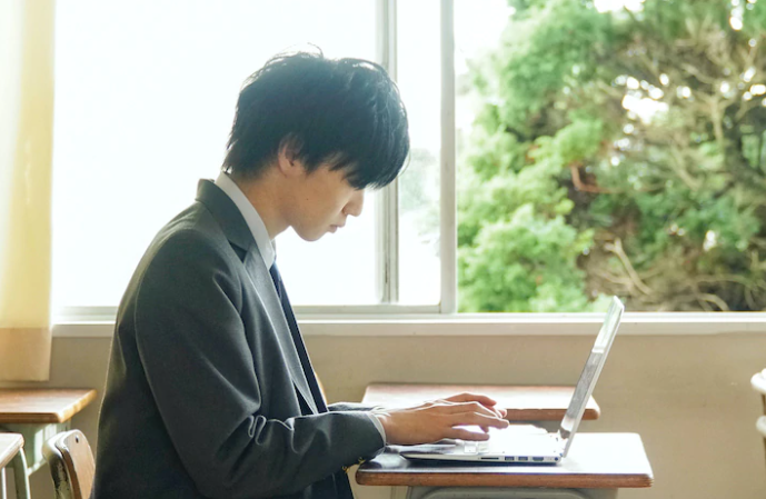 电影《小说之神》大量新剧照 桥本环奈雨后湿身照在列