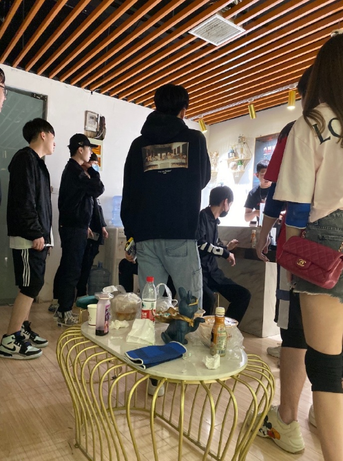 选手休赛期都在干嘛？小明小虎领队，JKL加入一起玩密室