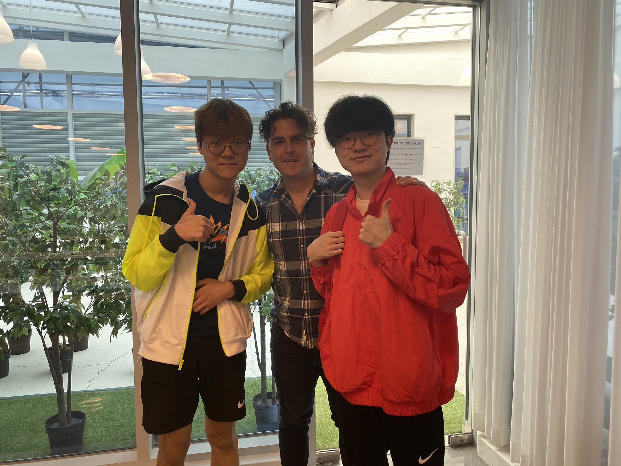 3355374891804662045 T1老板更推:暗示Faker与Teddy明年会继续留队?