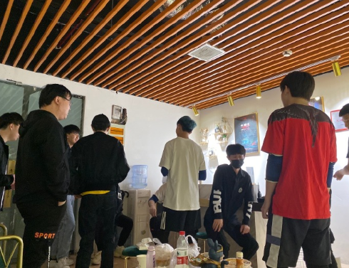 选手休赛期都在干嘛？小明小虎领队，JKL加入一起玩密室