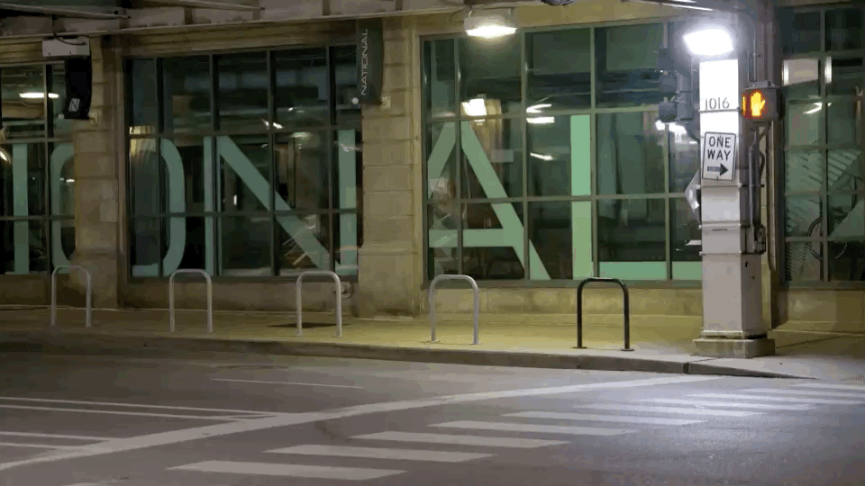 《蝙蝠侠》新片场照曝光 蝙蝠侠和猫女骑摩托行动