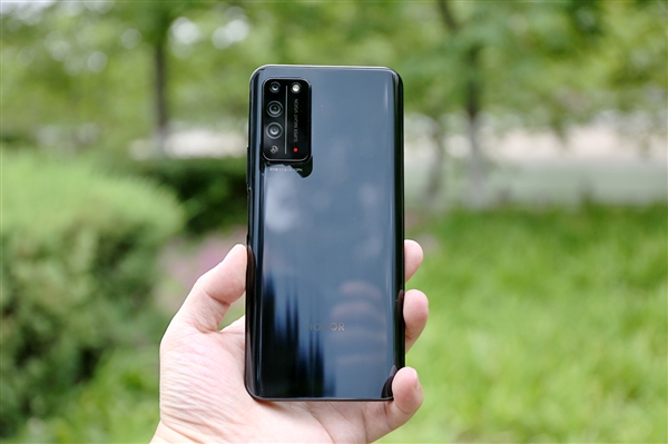 华为洽谈出售荣耀部分手机业务 小米TCL成潜在买家