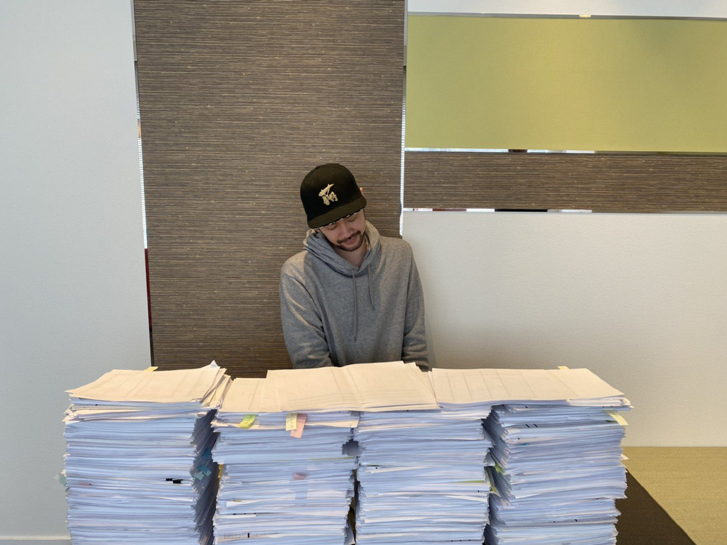 《赛博朋克2077》日版配音工作量庞大 文件摆满一桌子