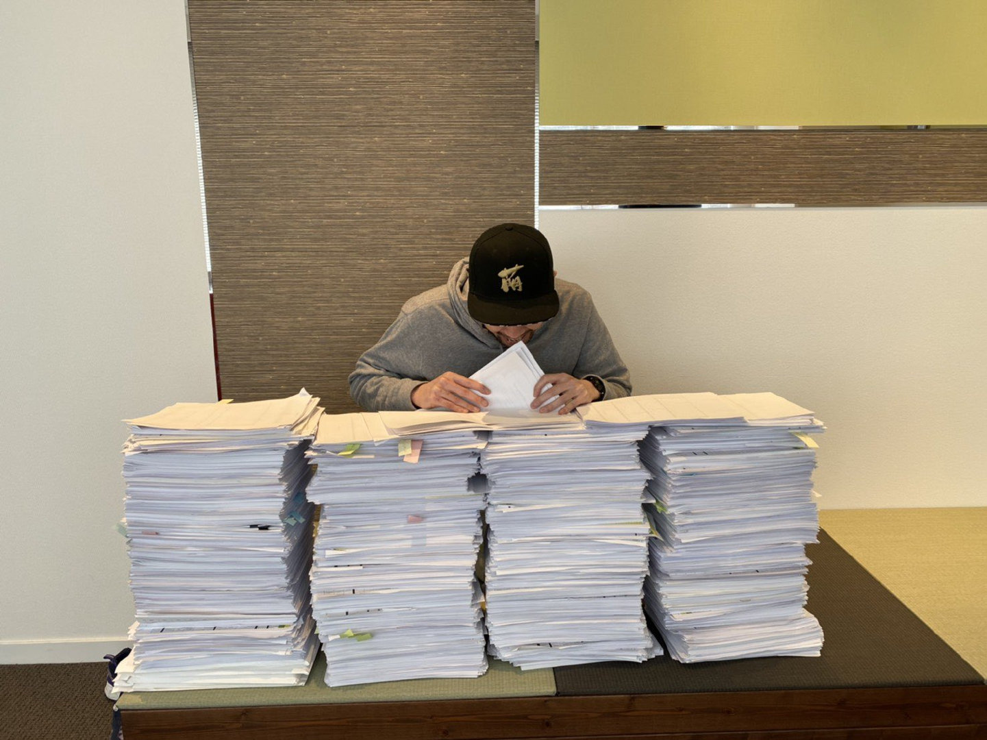 《赛博朋克2077》日版配音工作量庞大 文件摆满一桌子