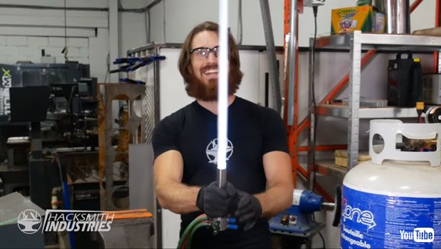 高玩打造最接近版《星战》光剑 4000度高温极度危险