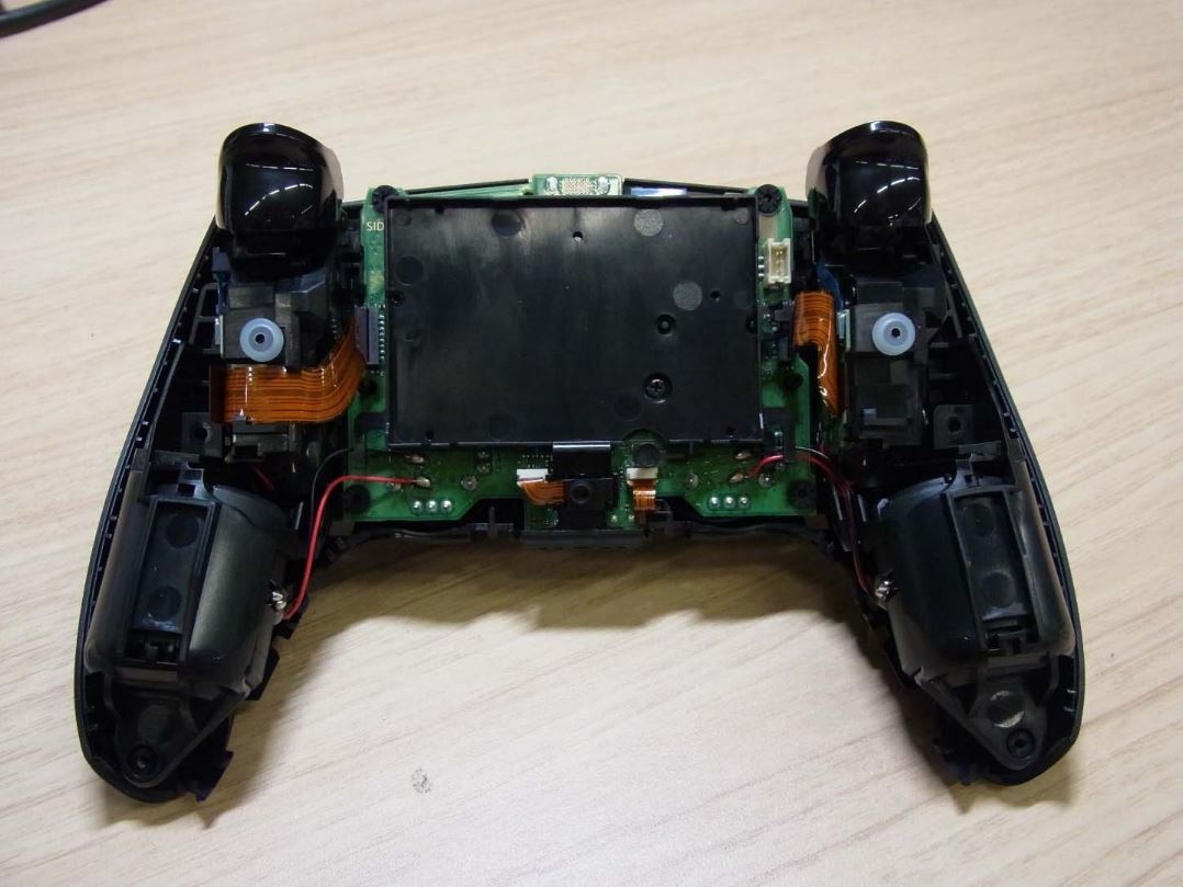 PS5手柄拆机照曝光 内部芯片及布线情况公开