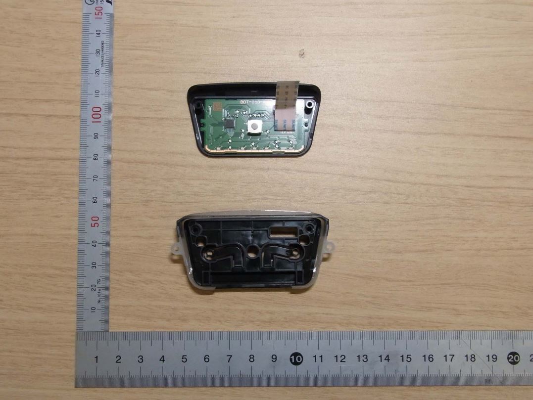 PS5手柄拆机照曝光 内部芯片及布线情况公开