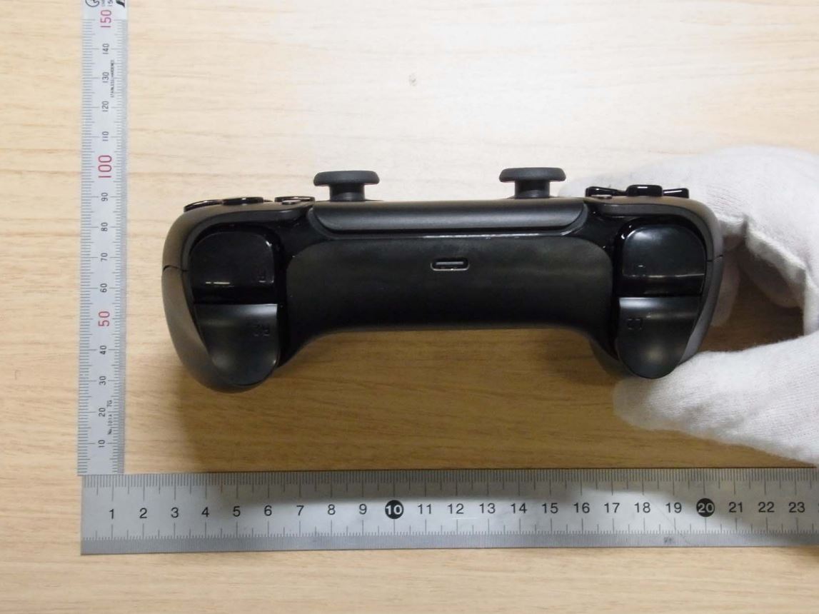 PS5手柄拆机照曝光 内部芯片及布线情况公开