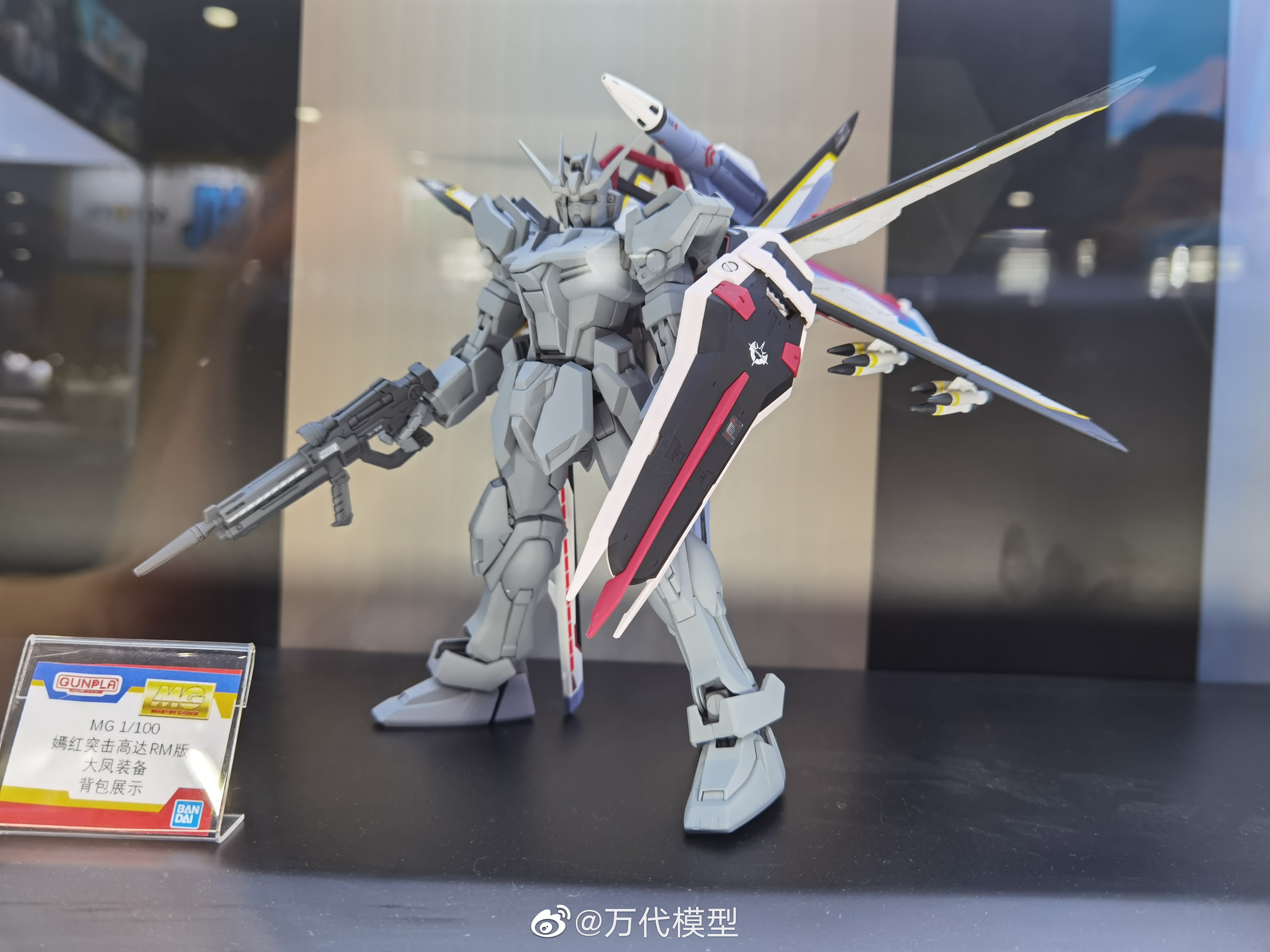 万代11月1日上线 MG 1/100 中国红空战型突击高达+全装备套装 售价1150元