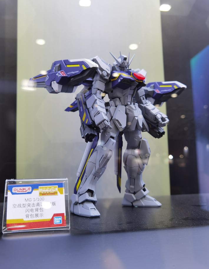 万代11月1日上线 MG 1/100 中国红空战型突击高达+全装备套装 售价1150元