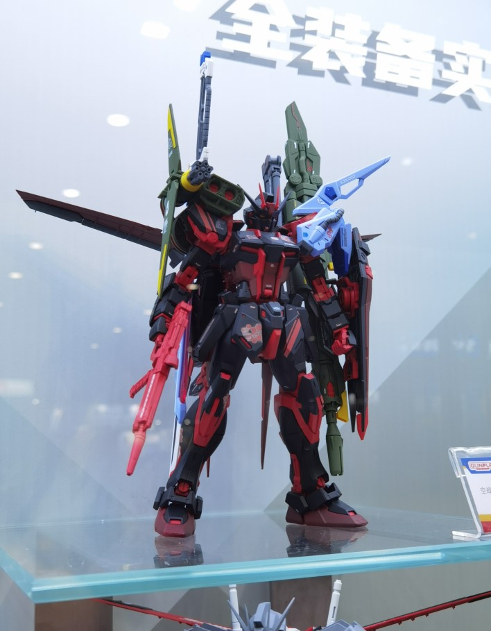 万代11月1日上线 MG 1/100 中国红空战型突击高达+全装备套装 售价1150元