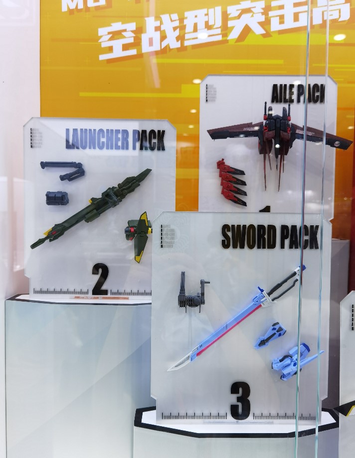 万代11月1日上线 MG 1/100 中国红空战型突击高达+全装备套装 售价1150元