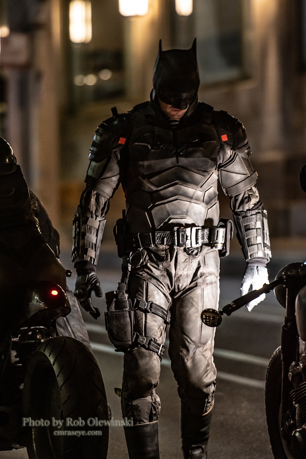 《蝙蝠侠》新片场照曝光 蝙蝠侠和猫女骑摩托行动