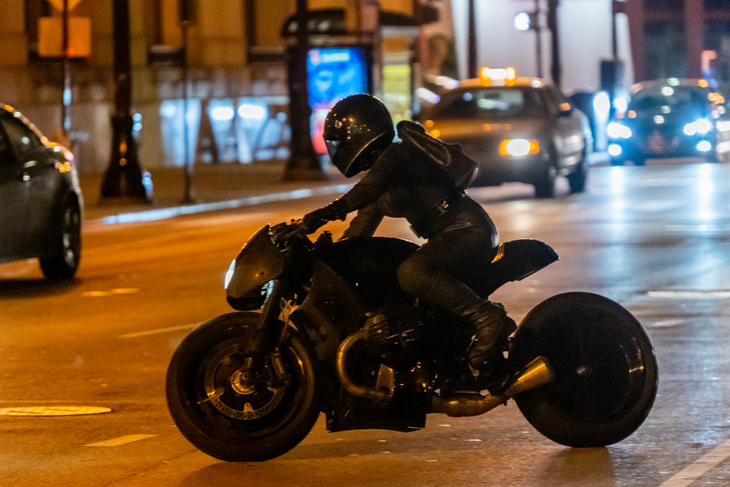 《蝙蝠侠》新片场照曝光 蝙蝠侠和猫女骑摩托行动