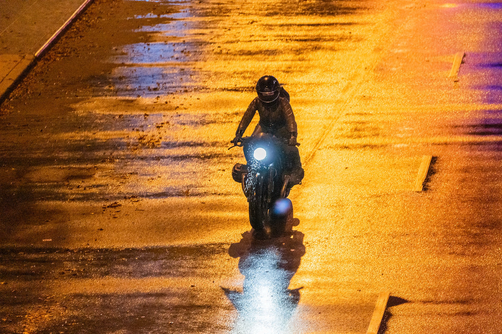 《蝙蝠侠》新片场照曝光 蝙蝠侠和猫女骑摩托行动