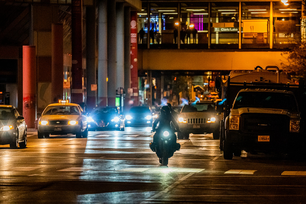 《蝙蝠侠》新片场照曝光 蝙蝠侠和猫女骑摩托行动