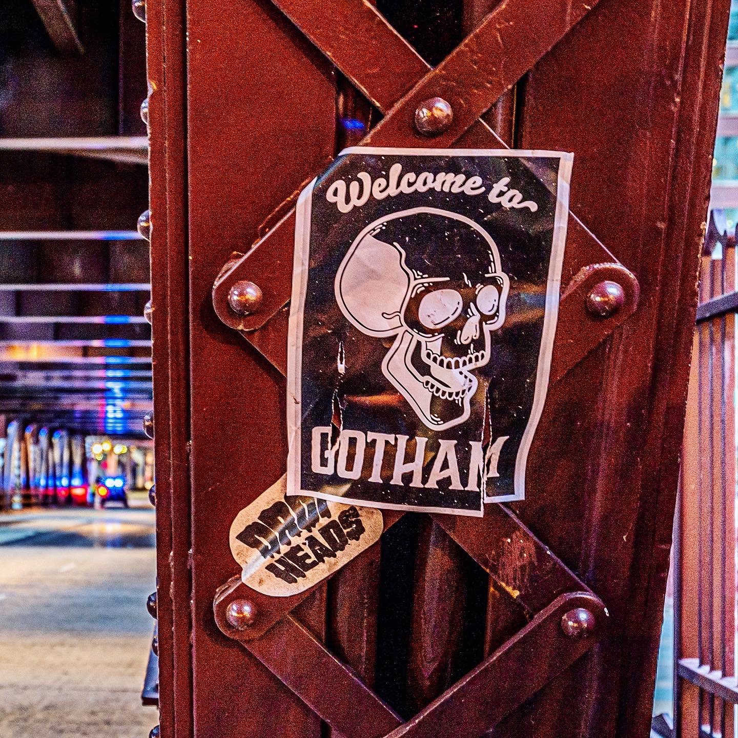 《蝙蝠侠》新片场照曝光 蝙蝠侠和猫女骑摩托行动