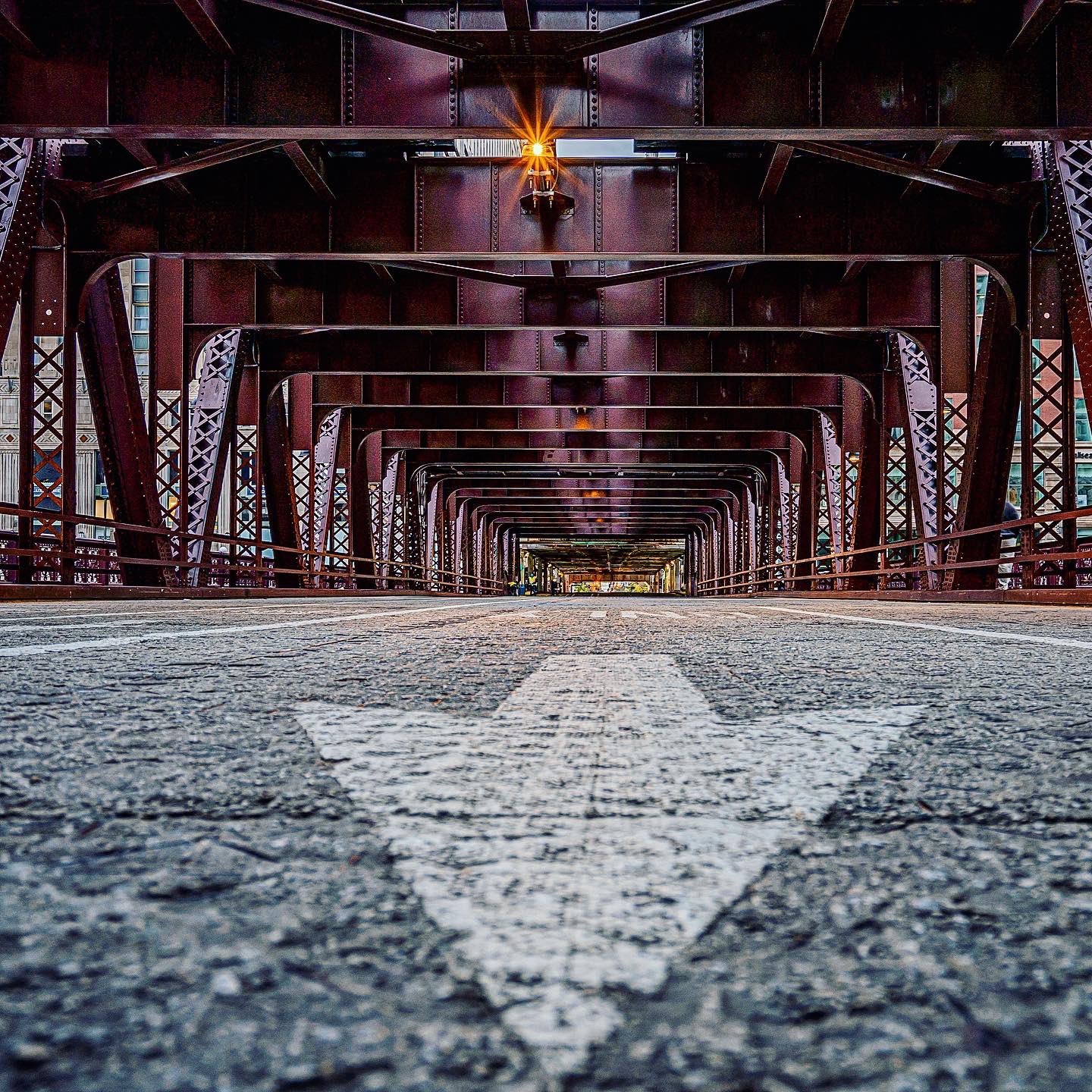 《蝙蝠侠》新片场照曝光 蝙蝠侠和猫女骑摩托行动