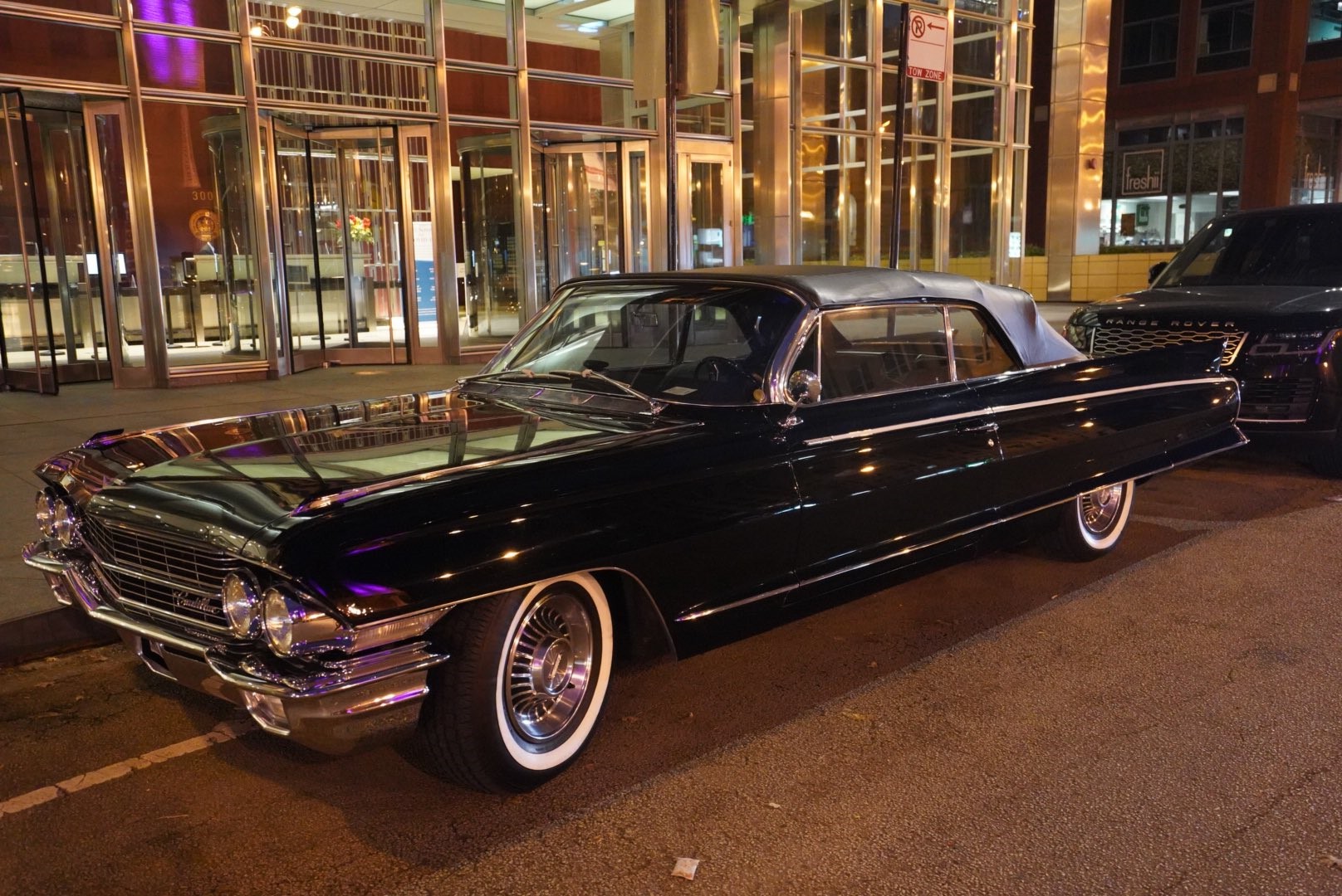 《蝙蝠侠》新片场照曝光 蝙蝠侠和猫女骑摩托行动