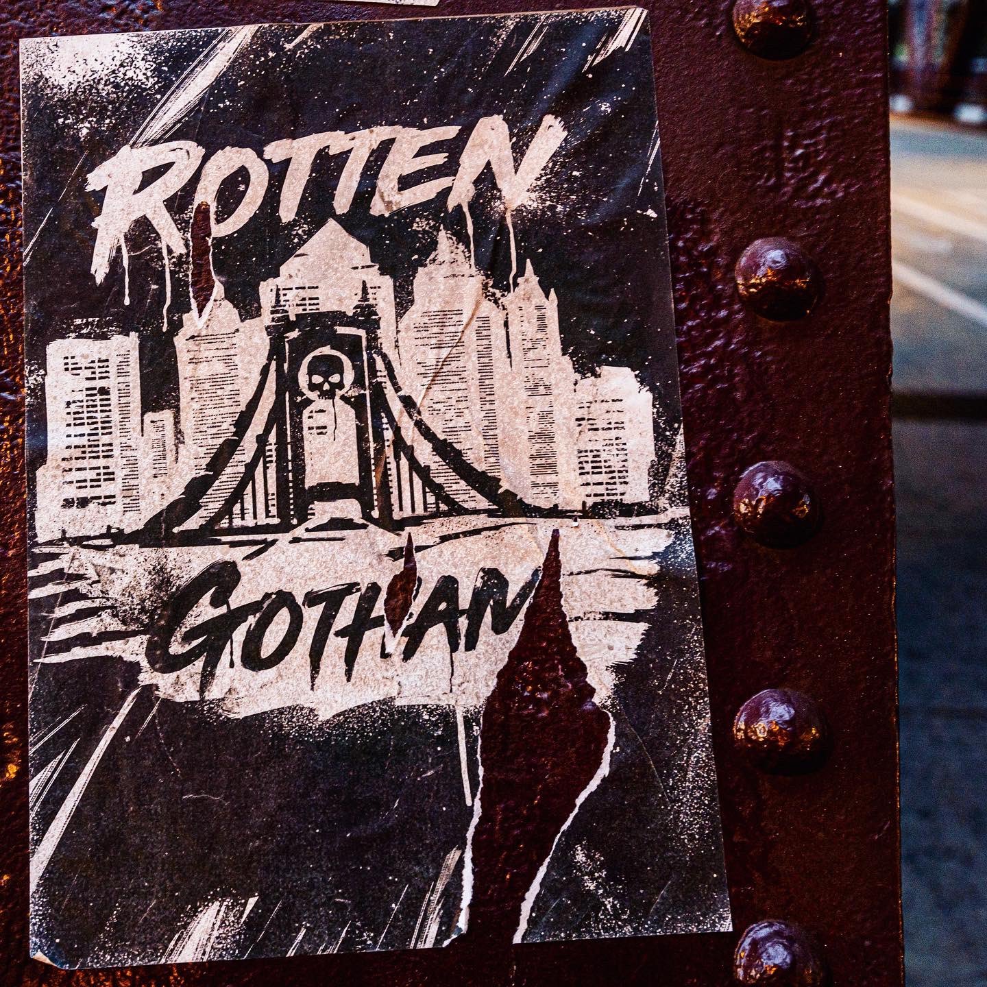 《蝙蝠侠》新片场照曝光 蝙蝠侠和猫女骑摩托行动