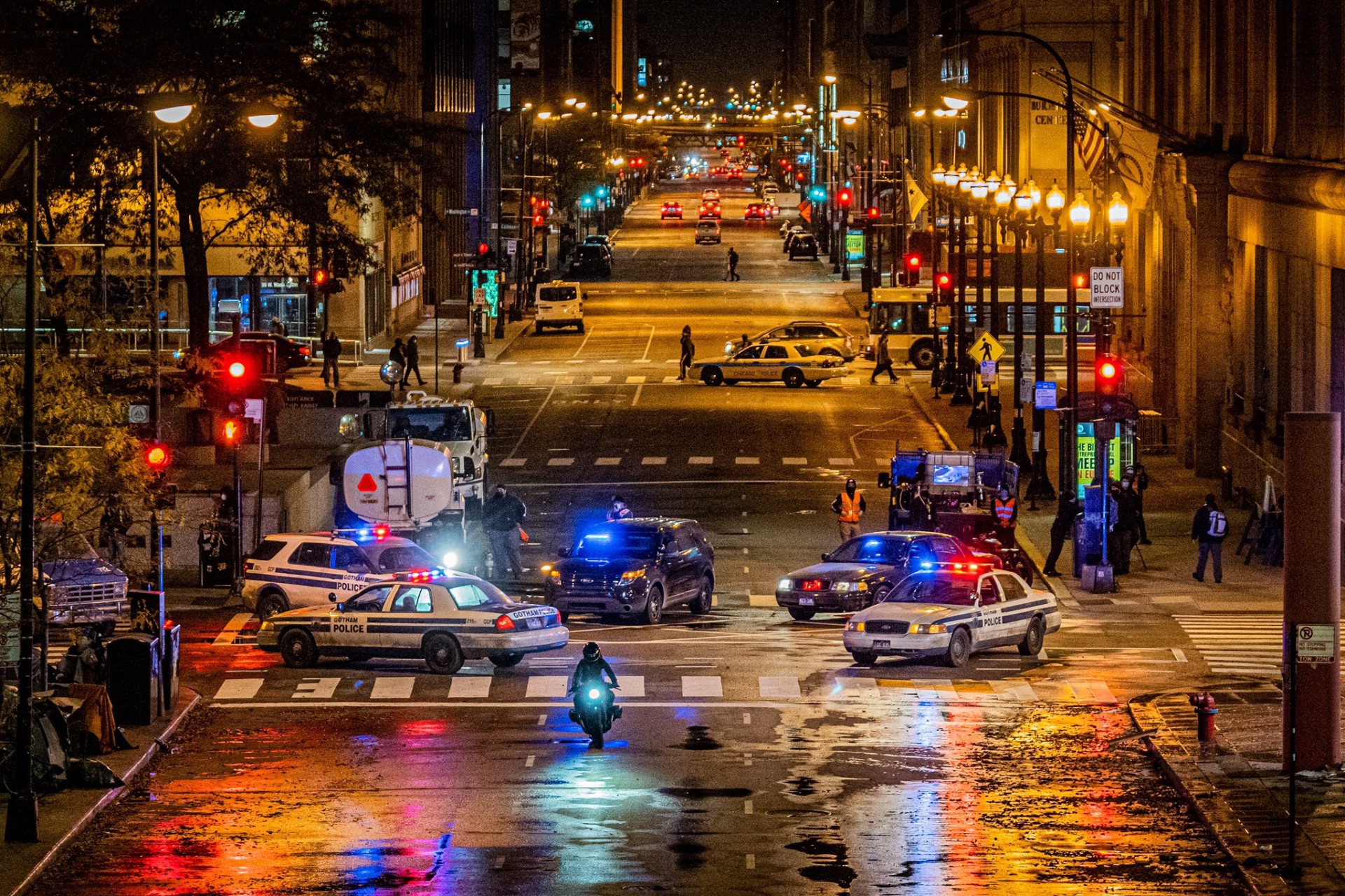 《蝙蝠侠》新片场照曝光 蝙蝠侠和猫女骑摩托行动