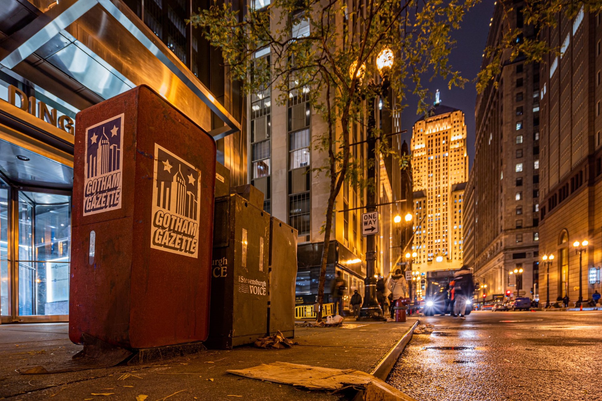 《蝙蝠侠》新片场照曝光 蝙蝠侠和猫女骑摩托行动