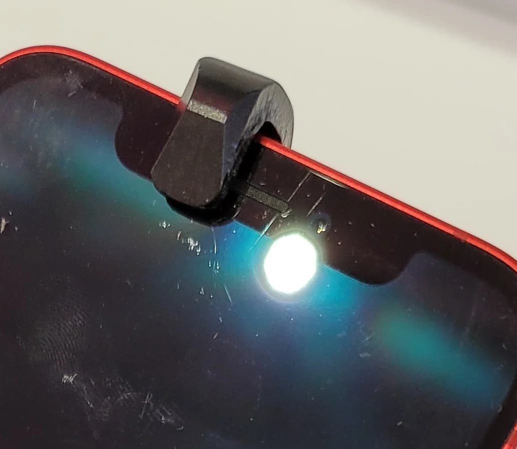 苹果iPhone 12到货才三天 屏幕上就有划痕了