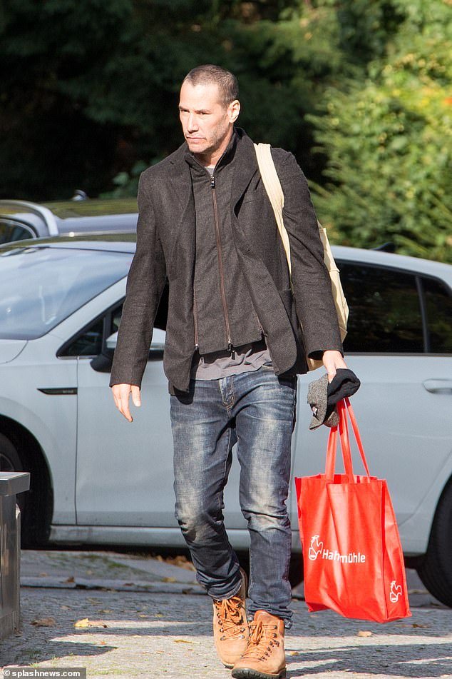 基努·里维斯《黑客帝国4》新造型：长发变圆寸