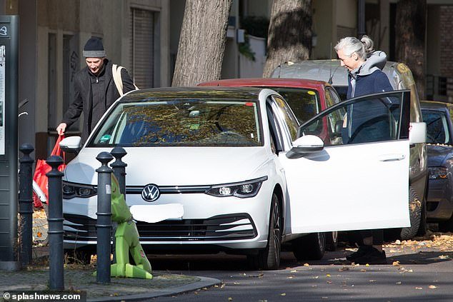 基努·里维斯《黑客帝国4》新造型：长发变圆寸