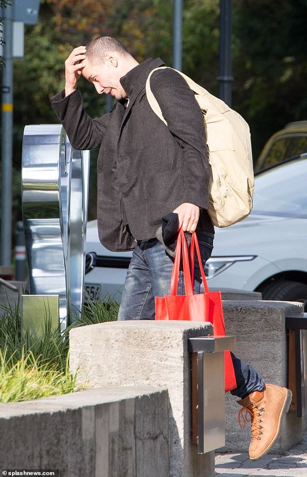 基努·里维斯《黑客帝国4》新造型：长发变圆寸