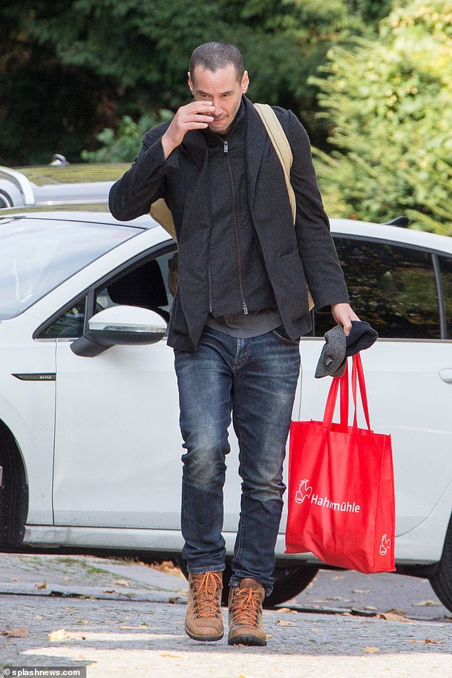 基努·里维斯《黑客帝国4》新造型：长发变圆寸