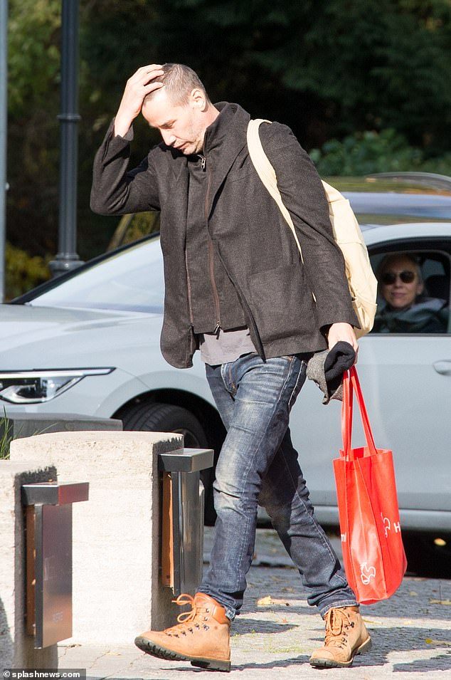 基努·里维斯《黑客帝国4》新造型：长发变圆寸