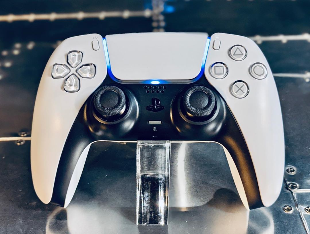 歌手林俊杰抢先试玩PS5游戏 晒出与主机帅气合影