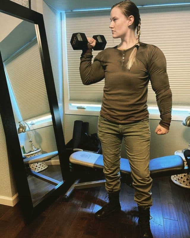 《最后的生还者2》埃比脸模亲自cos埃比 还原金刚芭比