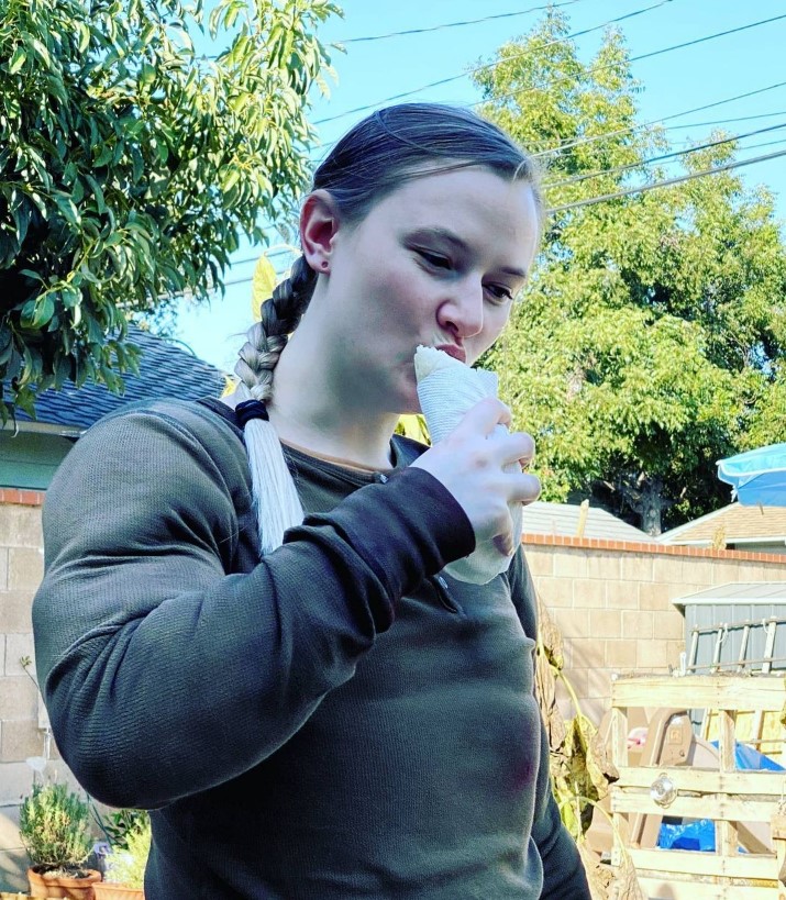 《最后的生还者2》埃比脸模亲自cos埃比 还原金刚芭比