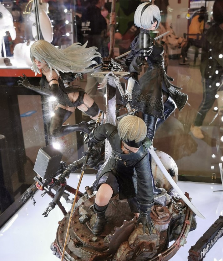 SE与PRIME1STUDIO 推出的《尼尔：机械纪元》雕像现场图