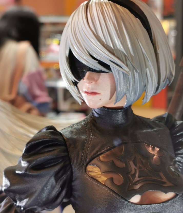 SE与PRIME1STUDIO 推出的《尼尔：机械纪元》雕像现场图