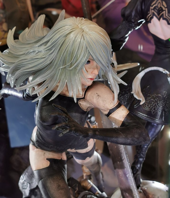 SE与PRIME1STUDIO 推出的《尼尔：机械纪元》雕像现场图