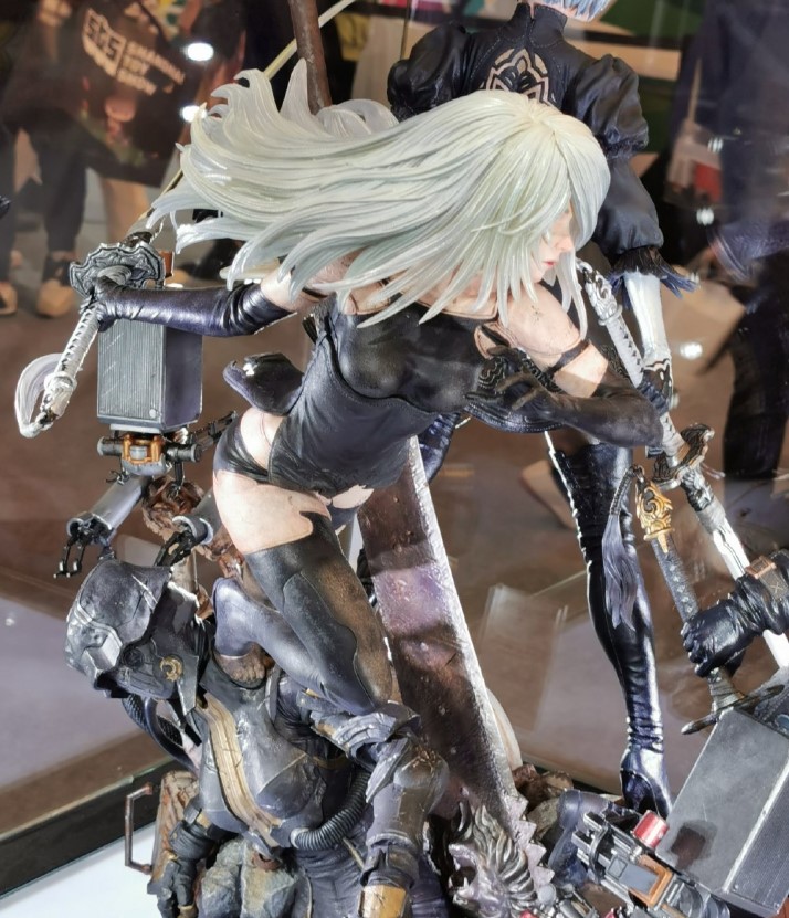 SE与PRIME1STUDIO 推出的《尼尔：机械纪元》雕像现场图