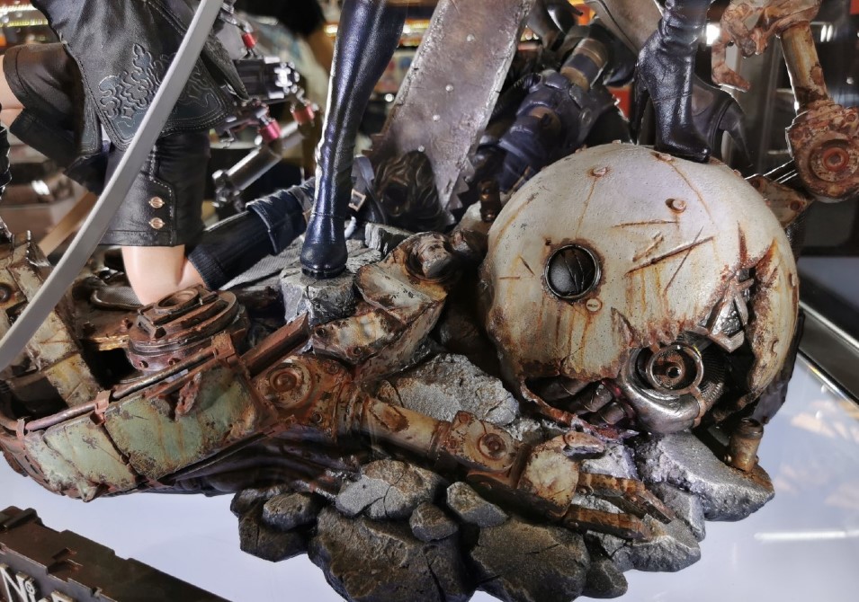 SE与PRIME1STUDIO 推出的《尼尔：机械纪元》雕像现场图