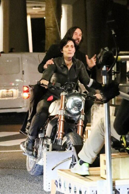 《黑客帝国4》杀青 基努·里维斯参加庆祝派对