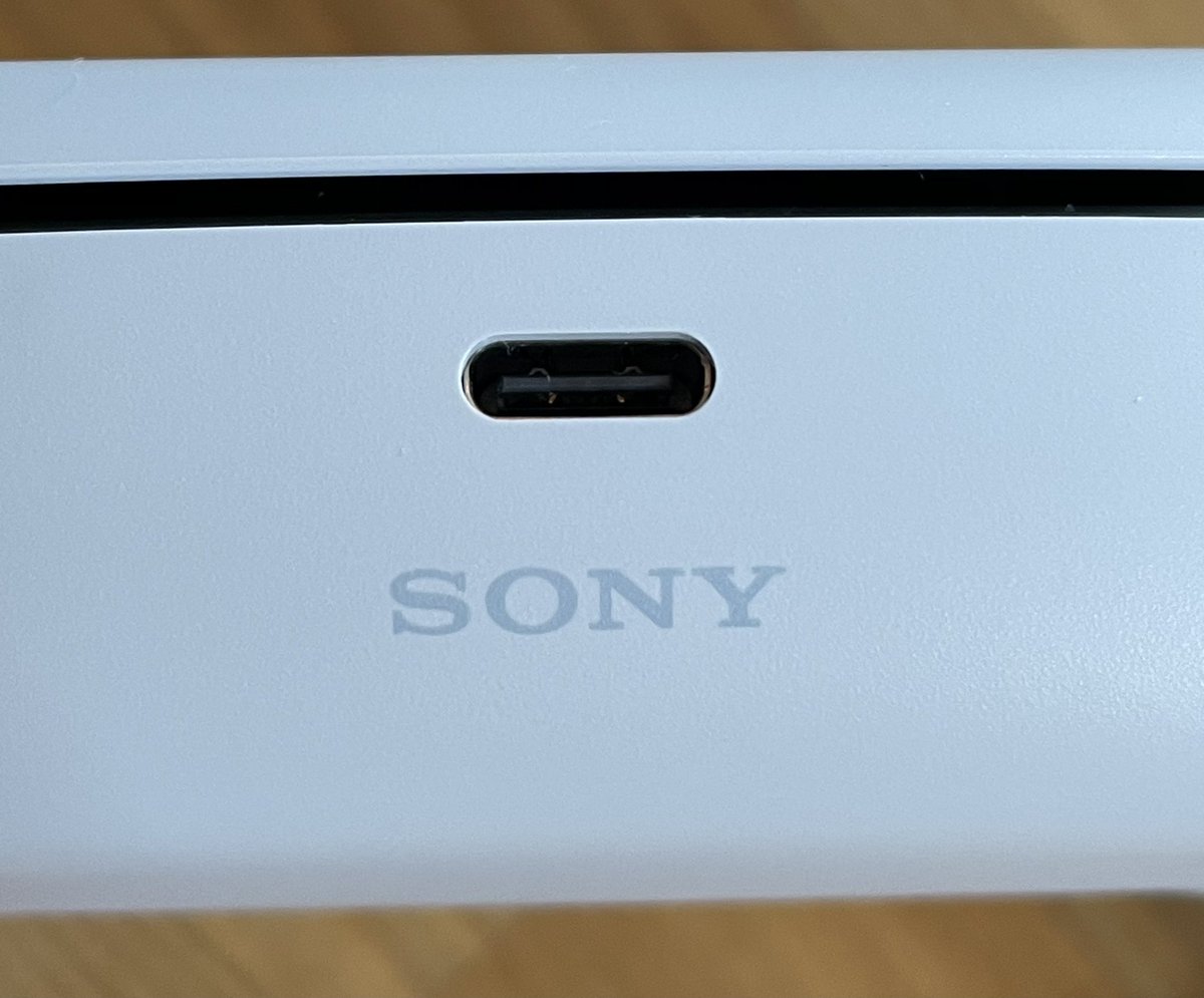 PS5手柄SONY LOGO未居中,逼死大批强迫症插图 逼死强迫症 PS5手柄上索尼LOGO的位置有点歪