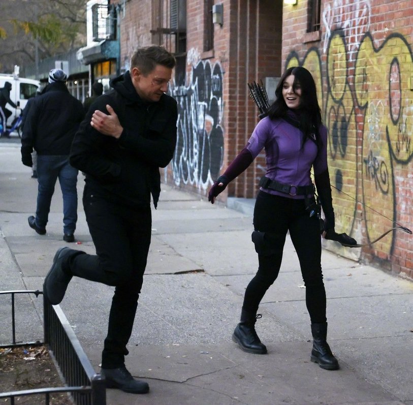 漫威新剧《鹰眼》新片场照：2代美女鹰眼首次穿战衣亮相