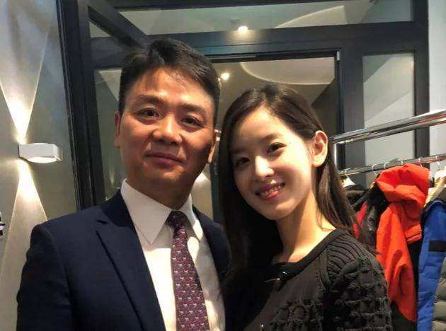 章泽天才是聪明人，始终没放弃刘强东，今东哥身价1354亿