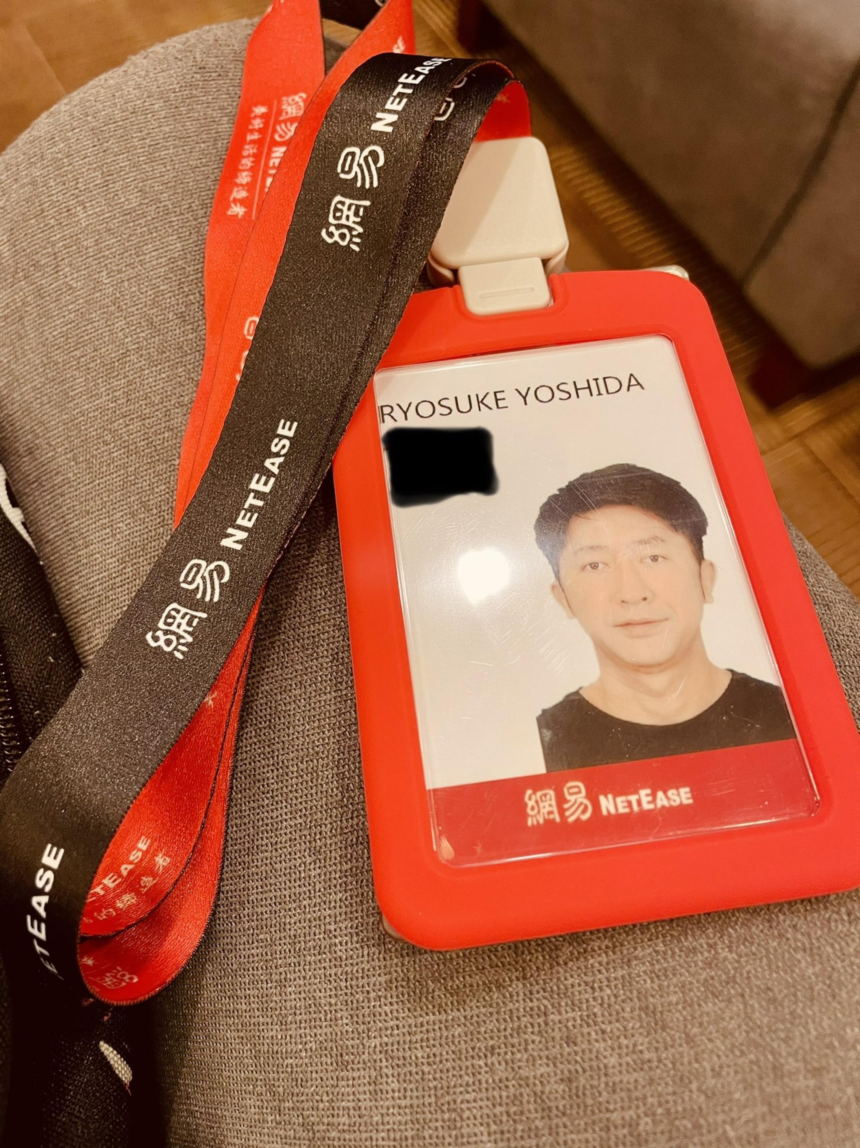 原《鬼泣5》设计师晒网易工牌 疫情隔离期间还玩2077