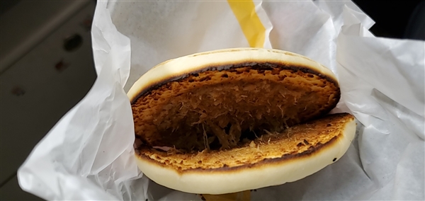 网友体验麦当劳中国新品肉夹馍：图片仅供参考诚不欺我