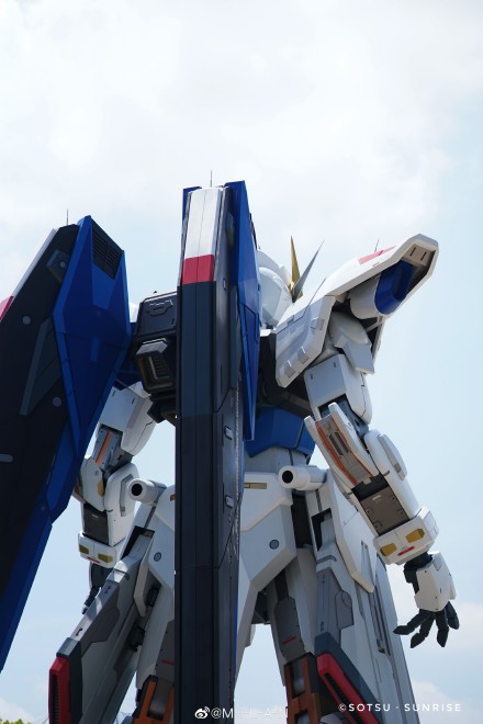 上海金桥啦啦宝都 1:1 实物大【自由高达】 今日“上头”仪式